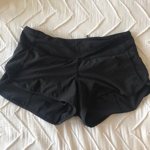 LULULEMON TIGHT BUT AIRY SIZE 6 BLACK SHORT